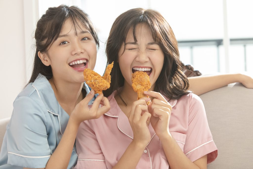 兩個在吃炸雞的女生